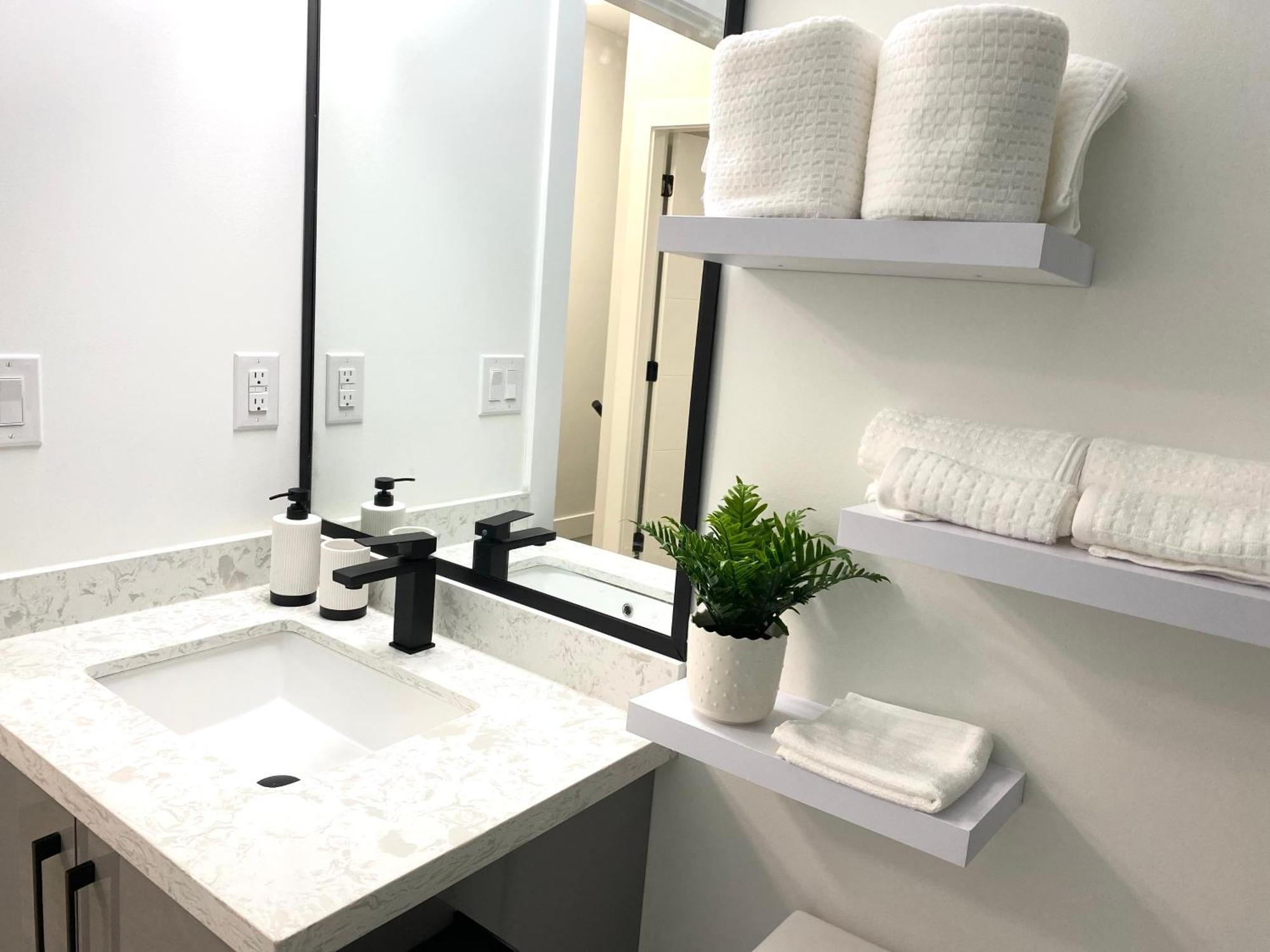 Modern And New House Near Pne With Big Garden And Free Parking Apartment แวนคูเวอร์ ภายนอก รูปภาพ